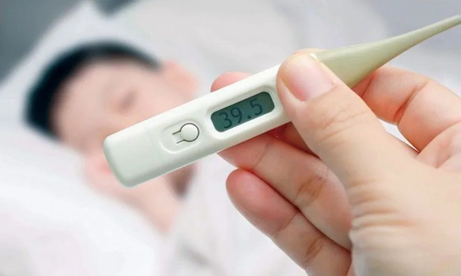 Trẻ sốt cao không hạ sau tiêm vắc xin cần được đưa đến bệnh viện để theo dõi