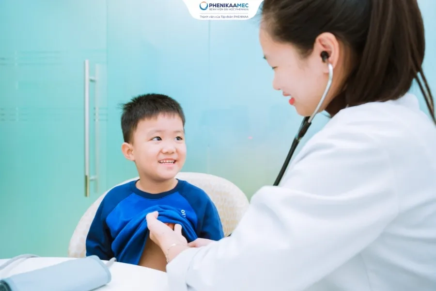 Trẻ được thăm khám toàn diện trước khi tiêm chủng