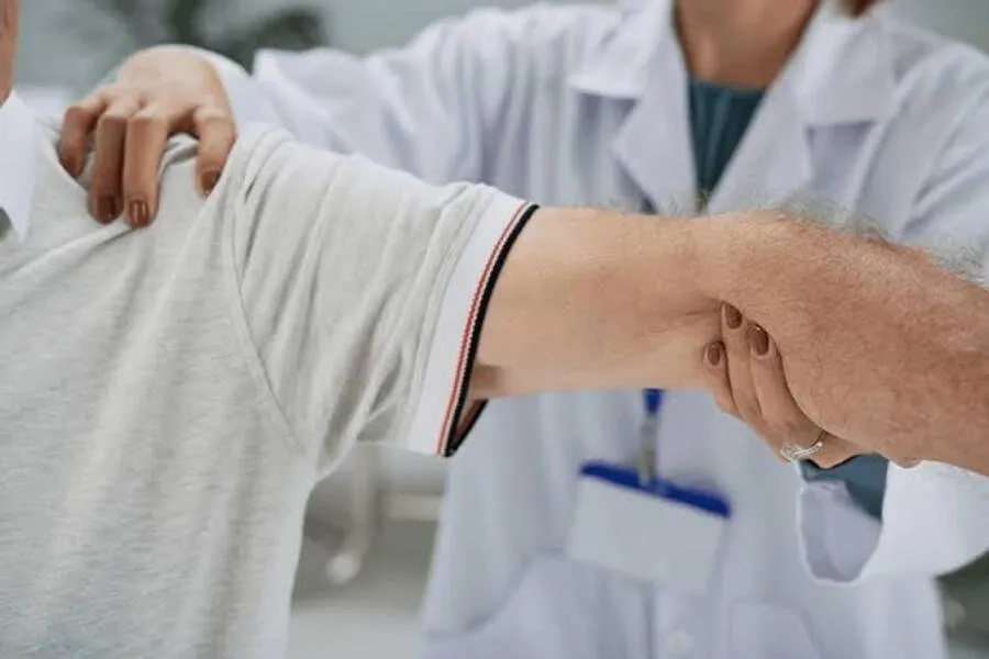 Bác sĩ kiểm tra sức cơ, ngôn ngữ và các chức năng thần kinh của người bệnh