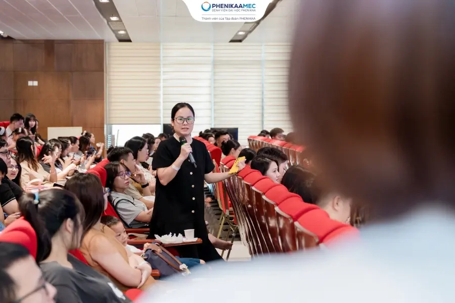 Lớp học tiền sản tháng 9: Đông đảo bố mẹ cùng chuẩn bị kiến thức đón con yêu