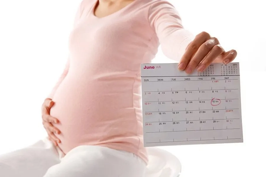Việc chăm sóc vùng kín và theo dõi dịch tiết định kỳ giúp mẹ bầu bảo vệ sức khỏe bản thân và thai nhi hiệu quả