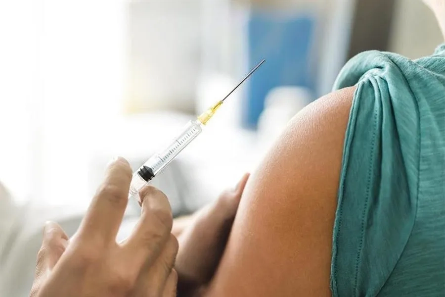 Bạn nên tiêm vắc xin phòng ngừa ung thư cổ tử cung tại cơ sở y tế uy tín, có bác sĩ theo dõi chặt chẽ