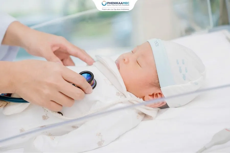 Bác sĩ đánh giá tình trạng hô hấp và toàn trạng của trẻ trong thăm khám ban đầu