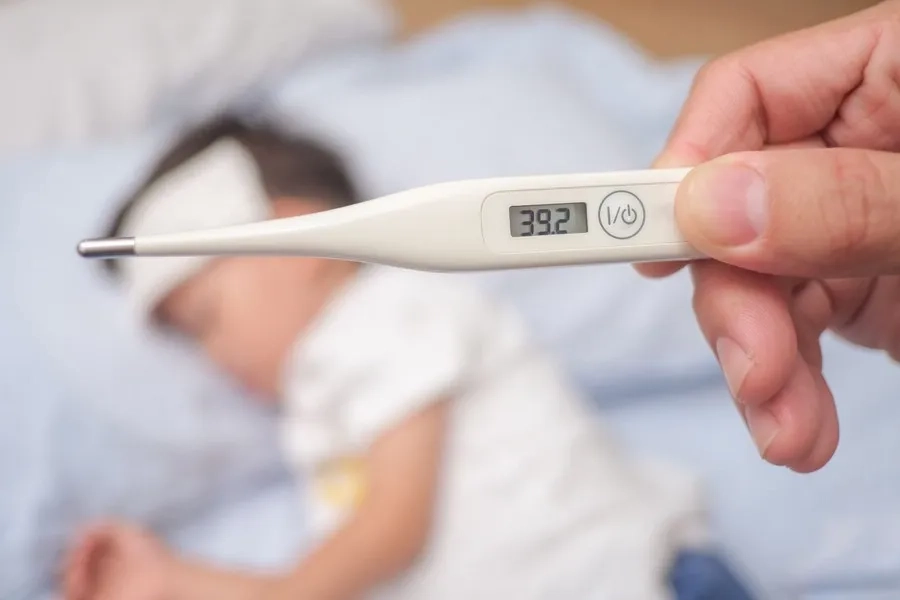 Sốt cao không hạ sau tiêm cần được theo dõi bởi bác sĩ chuyên khoa