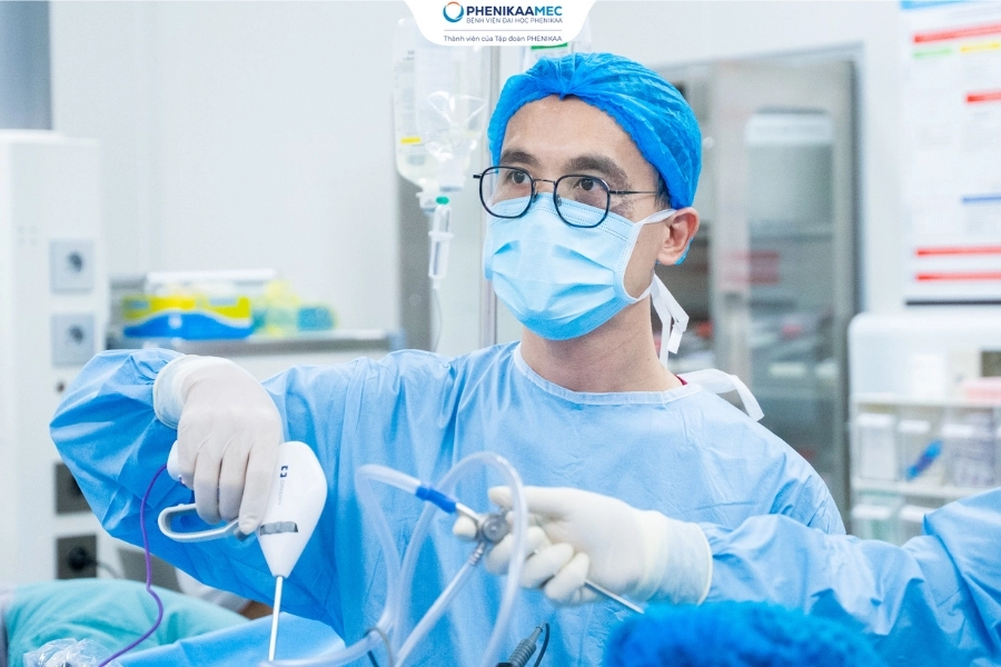 Tháo xoắn buồng trứng, bóc u nang hai bên - kịp thời bảo tồn buồng trứng cho bệnh nhi 14 tuổi
