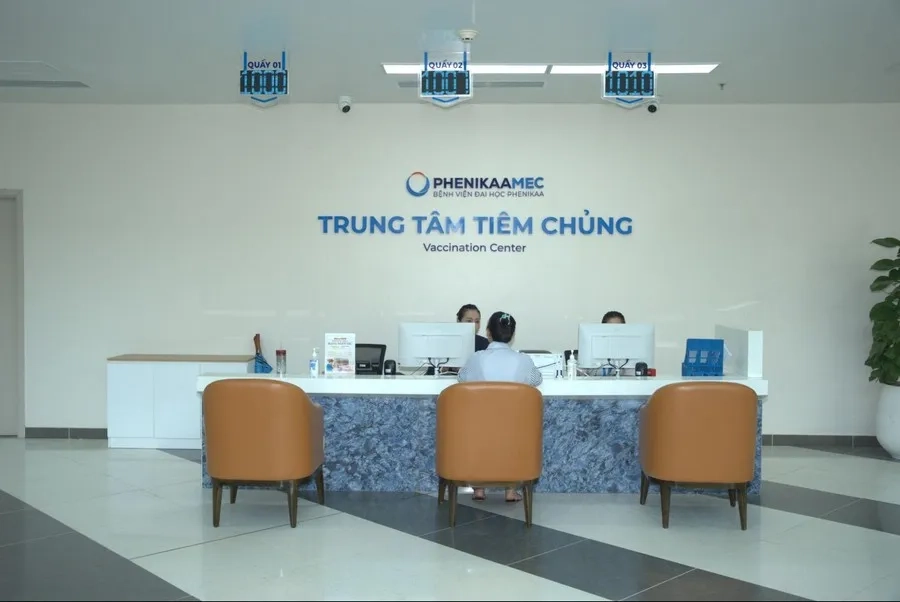 Trung tâm Tiêm chủng Bệnh viện Đại học Phenikaa có đội ngũ bác sĩ uy tín thực hiện thăm khám, tiêm chủng đúng quy trình 
