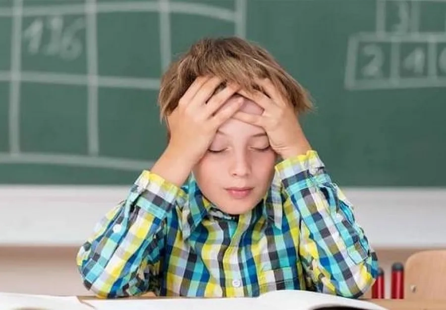 Trẻ có thể nhút nhát, ngại giao tiếp xã hội, ảnh hưởng đến khả năng học tập