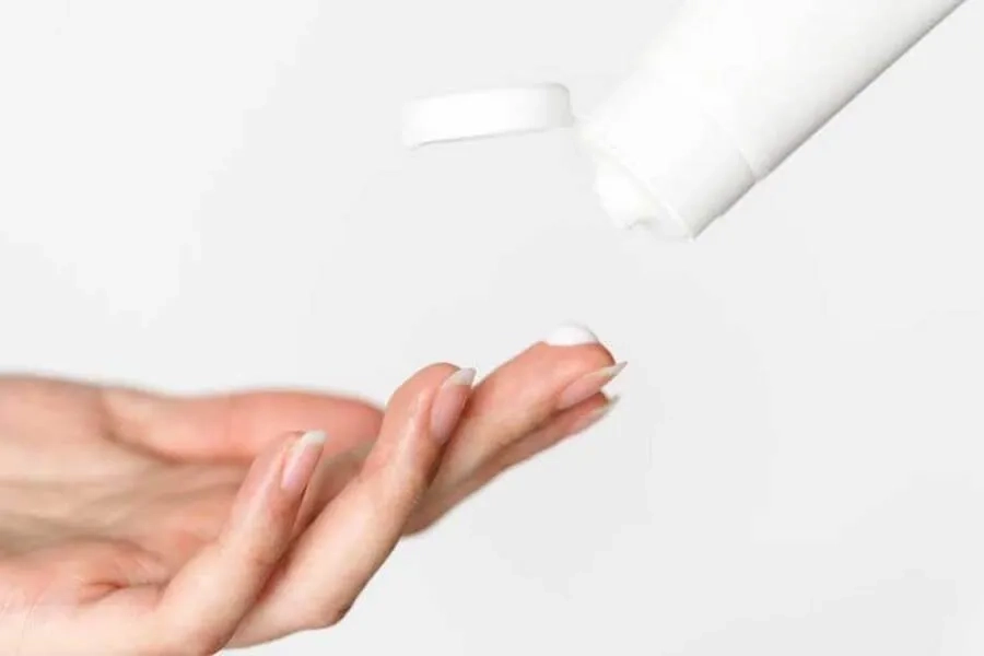 Tự ý dùng nhiều loại thuốc cùng lúc có thể làm tăng nguy cơ viêm loét và kích ứng da