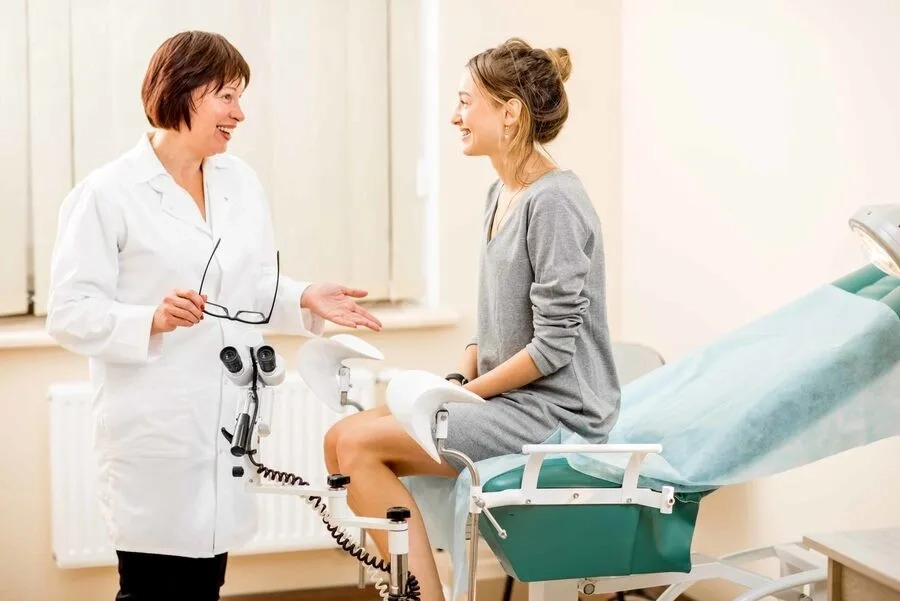 Thăm khám chuyên khoa giúp xác định chính xác nguyên nhân tổn thương và hướng điều trị phù hợp