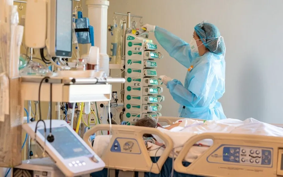 Viêm phổi nặng kèm suy hô hấp hoặc tuần hoàn có thể cần điều trị tại ICU