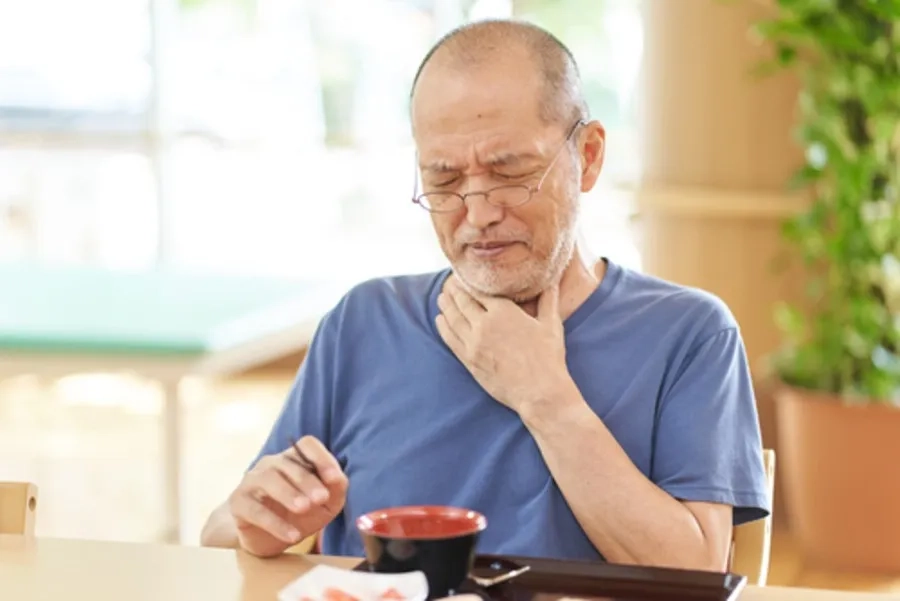 Hít sặc và hít phải hóa chất cũng có thể gây viêm phổi