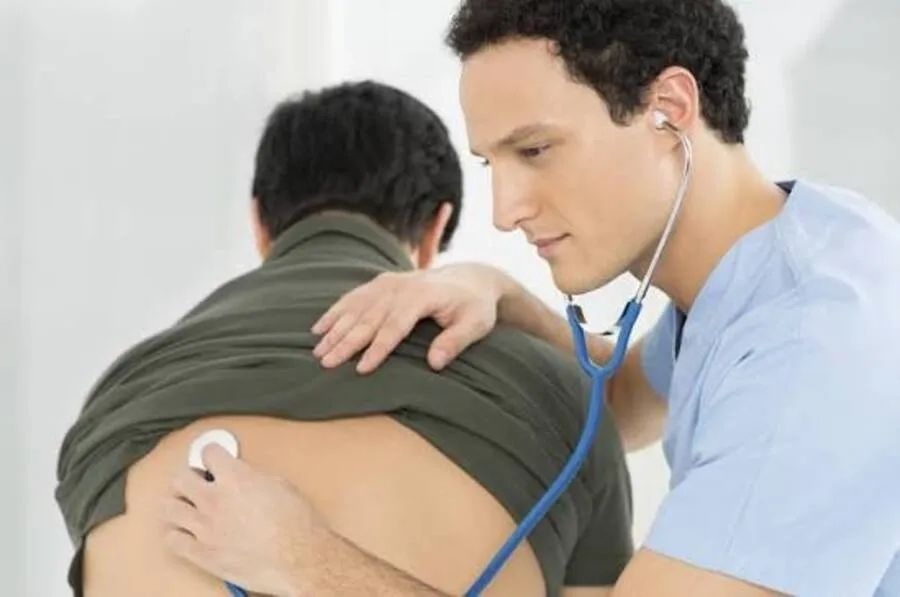 Khám lâm sàng giúp đánh giá mức độ tổn thương hô hấp