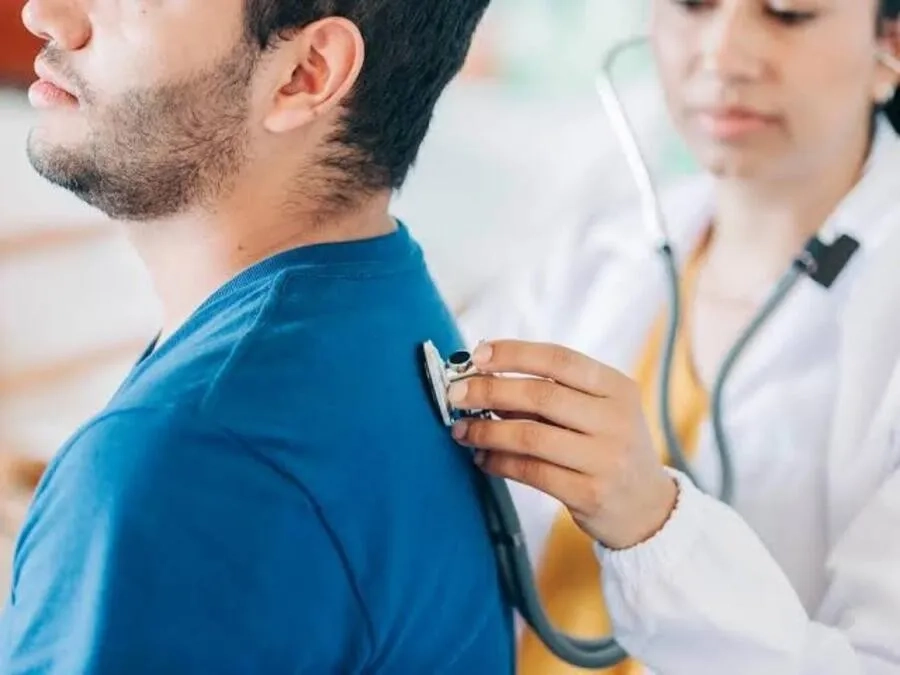 Khám lâm sàng giúp bác sĩ nhận diện các dấu hiệu gợi ý nhiễm trùng phổi
