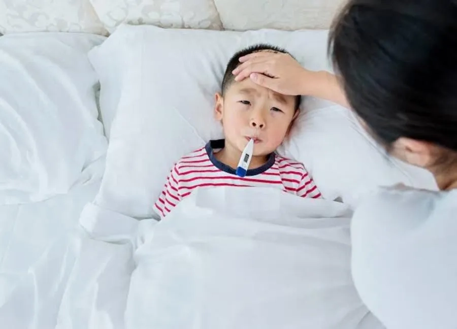 Ho, sốt, thở nhanh và khó thở là những triệu chứng thường gặp của viêm phổi ở trẻ em