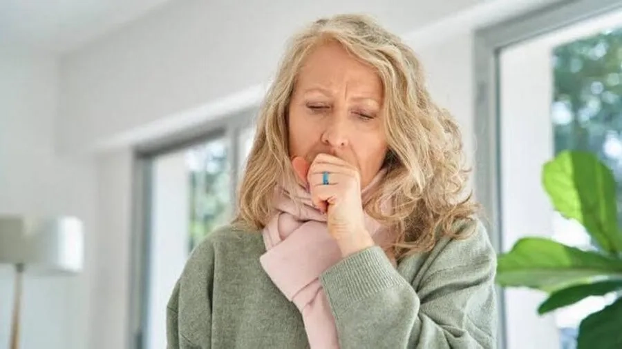 Tuổi cao, bệnh nền và suy giảm miễn dịch làm tăng nguy cơ mắc bệnh