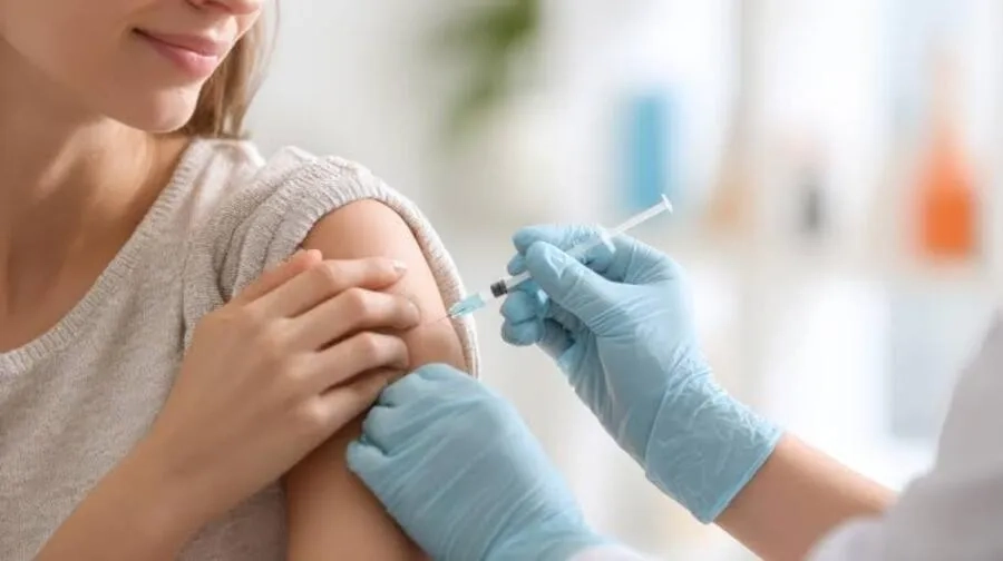 Tiêm chủng và duy trì các biện pháp bảo vệ đường hô hấp giúp giảm nguy cơ mắc bệnh